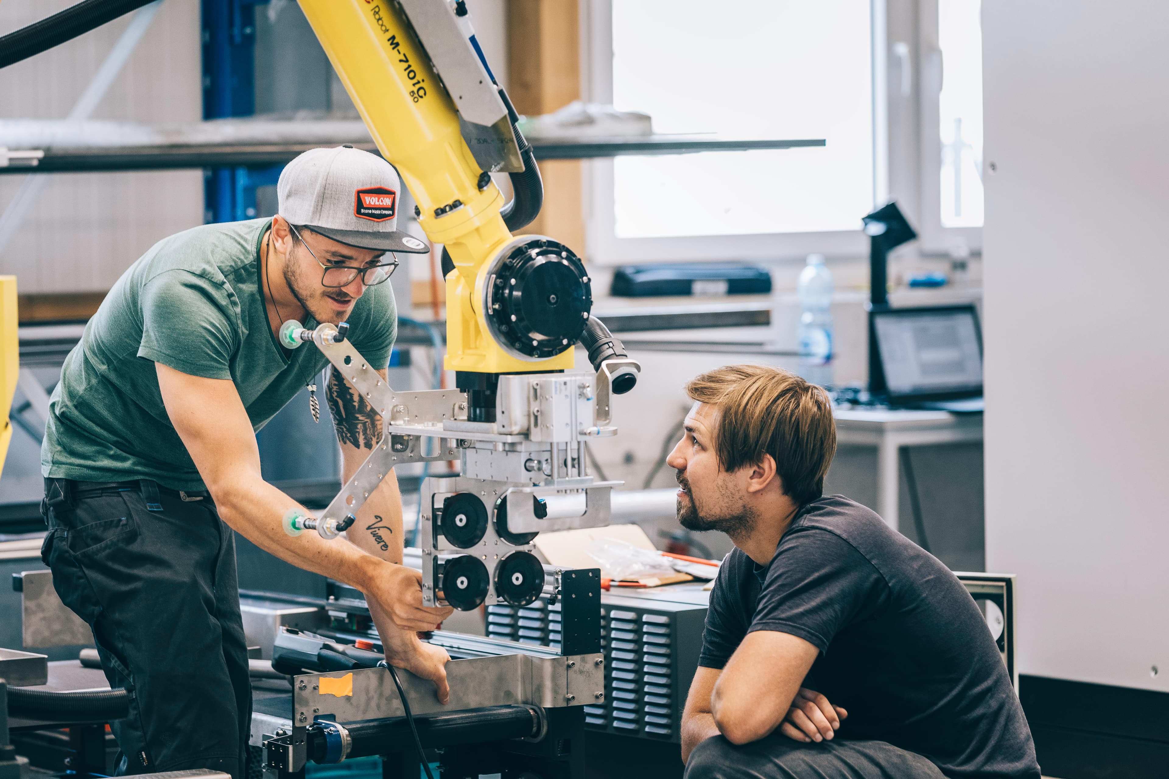 Automatisierte Roboter-Scannerkabine in der deutschen Automobilindustrie